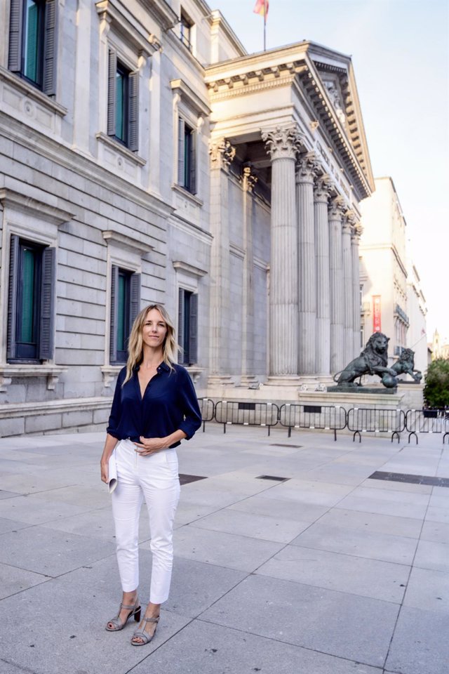 La diputada Cayetana Álvarez de Toledo ofrece una declaración pública en el exterior del Congreso tras ser destituida como portavoz parlamentaria del Grupo Popular. En Madrid a 17 de agosto de 2020.