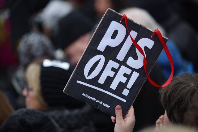 Imatge d'arxiu d'una manifestació en contra del partit governant Llei i Justícia (PiS, en polonès) a causa de més restriccions per l'avortament a Polònia.