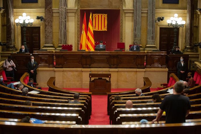 Hemiciclo del Parlament durante una sesión plenaria en Barcelona, Catalunya (España), a 22 de octubre de 2020.  En el pleno se realizan interpelaciones y mociones al Govern sobre, entre otras cuestiones, gente mayor, el modelo turístico en la región,  a