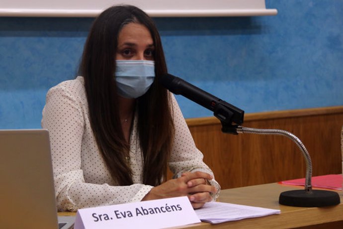 Pla mitj de la portaveu de Padesa, Eva Abancéns, a la Cambra de Comer de Tortosa. Imatge del 22 d'octubre de 2020. (horitzontal)