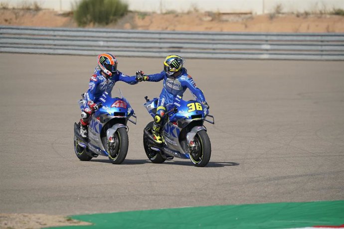 Joan Mir (36) y Alex Rins (42) se felicitan tras acabar tercero y primero en el Gran Premio de Aragón 2020