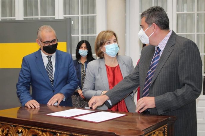 La delegada del Gobierno en Andalucía, Sandra García, este jueves durante la firma del documento de concesión de riego a regantes de Pozo Alcón e Hinojares (Jaén) y Cuevas del Campo (Granada).