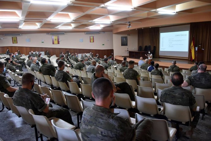 Militares de la BRI X asisten a una sesión de asesoramiento ofrecida por Fundecor en la base de Cerro Muriano.