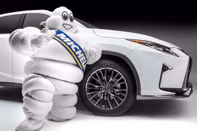 Bibendum de Michelin con un modelo de Lexus