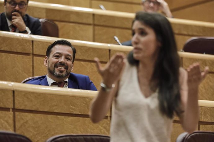 El senador del Grupo Popular David Erguido, durante la intervención de la ministra de Igualdad, Irene Montero, en una sesión de control al Gobierno en el Senado.