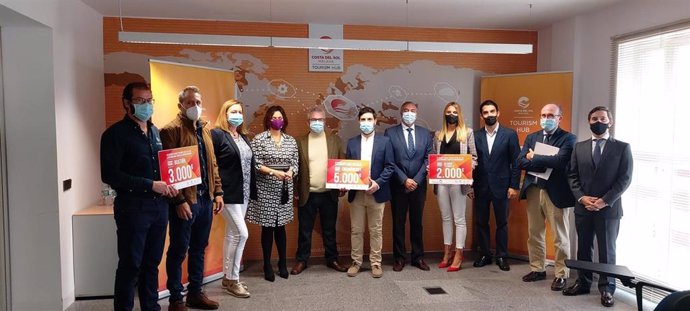 Imagen de la entrega de los premios de Turismo y Planificación Costal del Sol a Crea&Ticket y Boatinn, dos startups de Andalucía Open Future.