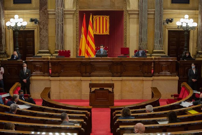 Hemiciclo del Parlament durante una sesión plenaria en Barcelona, Catalunya (España), a 22 de octubre de 2020.  En el pleno se realizan interpelaciones y mociones al Govern sobre, entre otras cuestiones, gente mayor, el modelo turístico en la región,  a