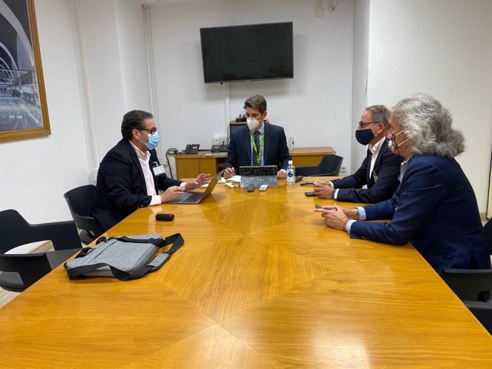 Reunión del Círculo Empresarial de Turismo de Huelva (CETH) y el Patronato de Turismo, con el director del aeropuerto de Sevilla, Jesús Caballero.