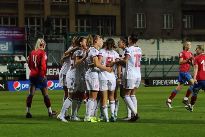 Las jugadoras de la selección española femenina celebran uno de sus goles ante la República Checa