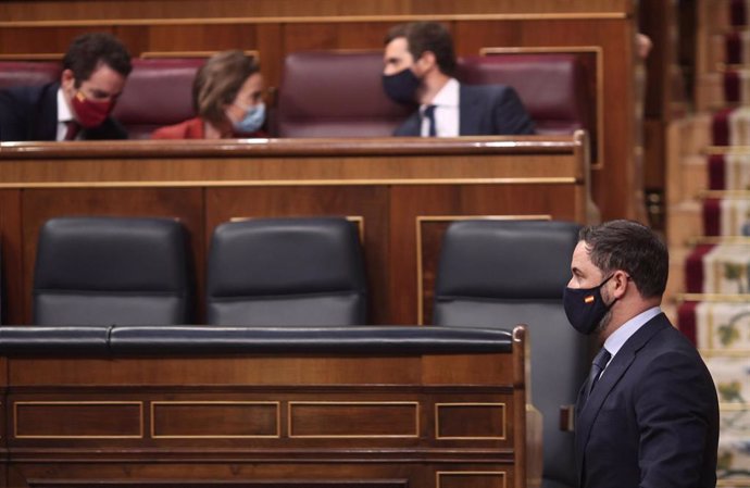 El presidente de Vox, Santiago Abascal, pasa por delante del lider del PP, Pablo Casado, durante la segunda sesión del pleno en el que se debate la moción de censura. En Madrid (España), a 22 de octubre de 2020.