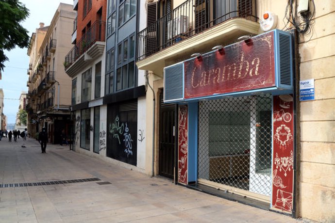 Pla obert d'un tram del carrer Sant Agustí de Tarragona on s'hi poden veure fins a tres locals comercials tancats. Imatge del 20 d'octubre del 2020. (Horitzontal)