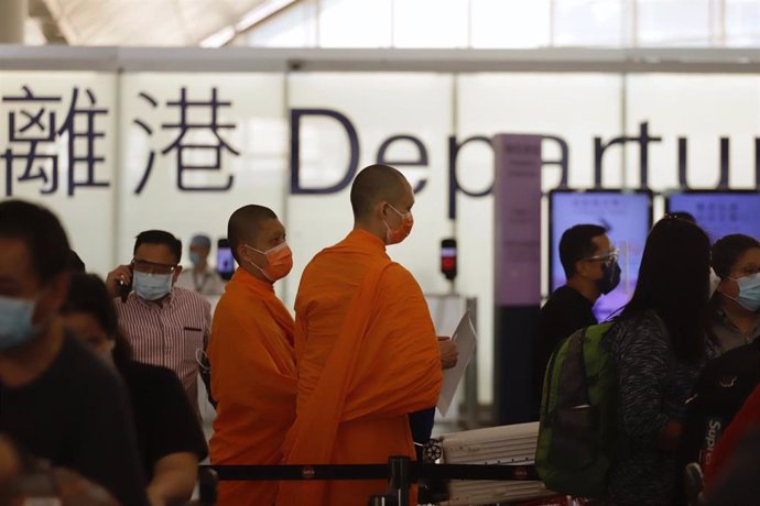 Un grupo de monjes en el aeropuerto de Hong Kong