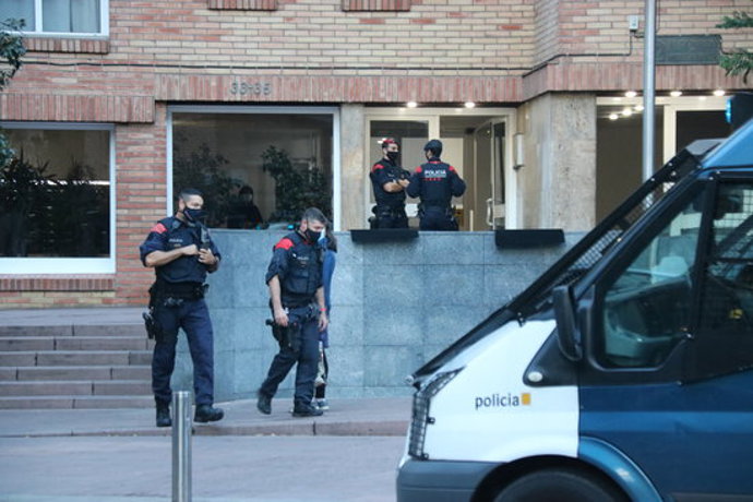 Pla general d'agents dels Mossos en una de les entrades a Barcelona. Imatge del 22 d'octubre del 2020. (horitzontal)