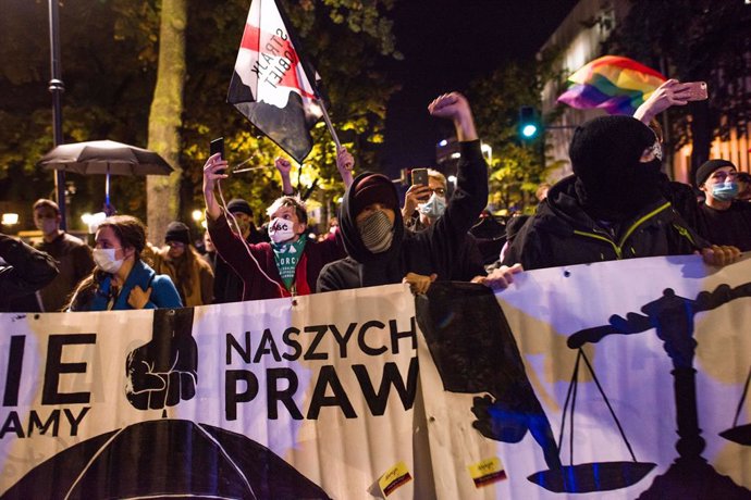 Polonia.- La Policía polaca disuelve con gases lacrimógenos la protesta por la r