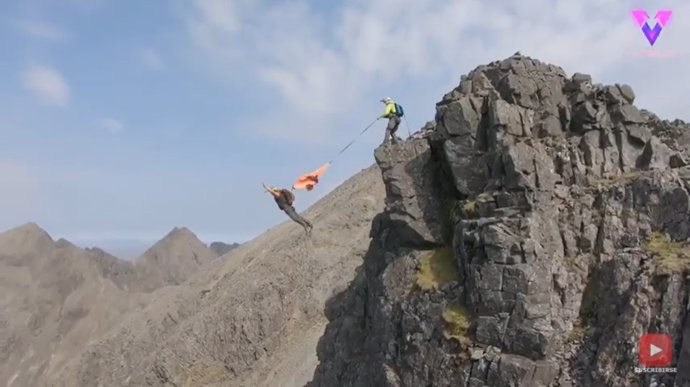 Tres adictos a la adrenalina hacen salto BASE desde una montaña escocesa
