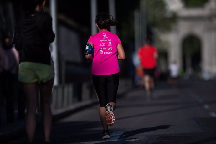 Una mujer hace deporte con la camiseta de la Carrera de la Mujer por la calle Alcalá de la capital que amanece peatonalizada, junto a otras 29 vías, y así lo hará durante los fines de semana, dentro de un "ambicioso plan de peatonalización" de 19 kilóme