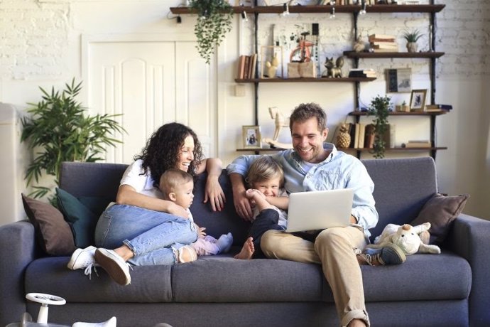 Una familia utilizando un ordenador portátil