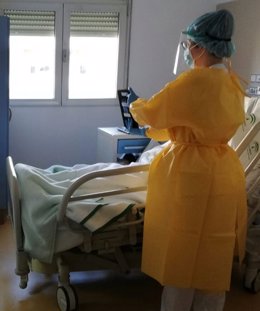 Enfermera realizando una videollamada con un paciente
