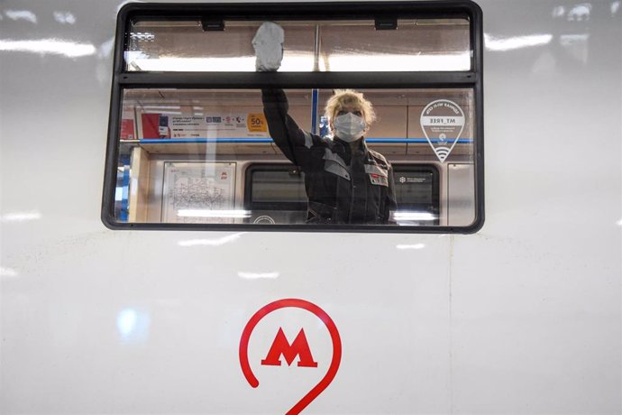 Una trabajadora en labores de desinfección de un vagón del metro de Moscú