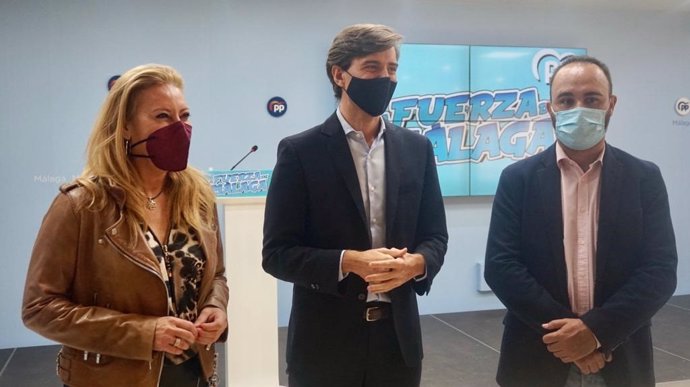 Los diputados del PP por Málaga Carolina España, Pablo Montesinos y Mario Cortés en rueda de prensa