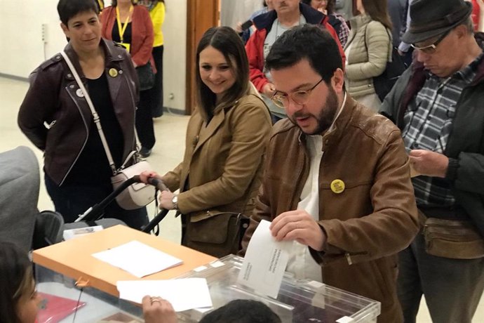 El vicepresidente de la Generalitat, Pere Aragons, vota a las elecciones generales