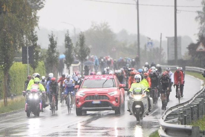 Inicio de la decimonovena etapa del Giro de Italia 2020, cuya salida ha sido modificada debido al mal tiempo