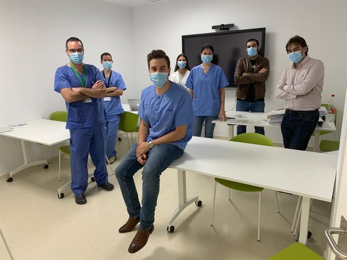 El doctor Espejo, en primer término, junto a su equipo