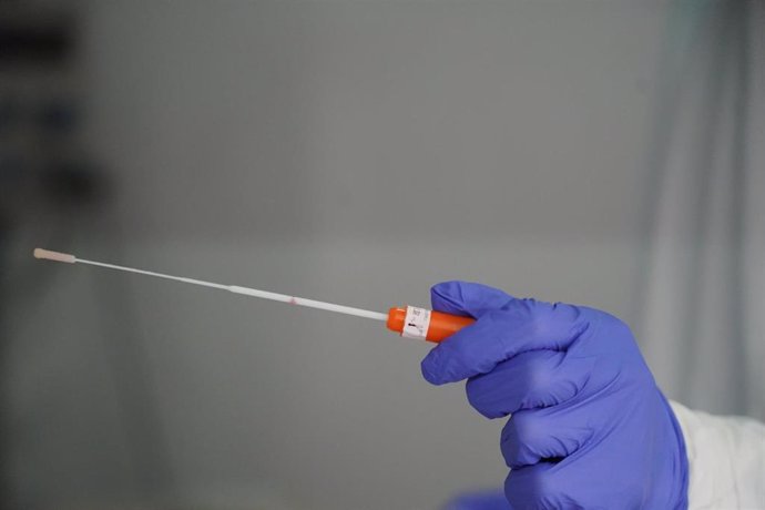Barillas utilizadas por trabajadores sanitarios para realizar tests de Covid-19 en la zona habilitada en el Hospital de Basurto en Bilbao