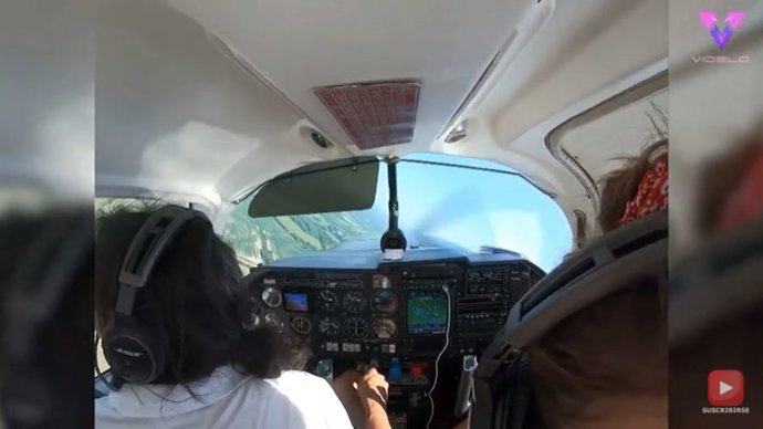 Un piloto tiene que realizar un aterrizaje de emergencia después de que la trampilla de equipaje se abriera