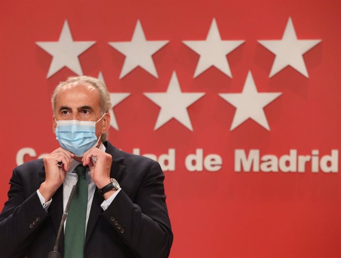 El consejero de Sanidad de la Comunidad de Madrid, Enrique Ruiz Escudero, se quita la mascarilla para intervenir en una rueda de prensa ante los medios para informar de nuevas medidas en la región 