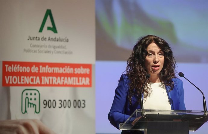 La consejera de Igualdad, Rocío Ruiz, este miércoles durante la presentación del Teléfono de Información sobre Violencia Intrafamiliar.