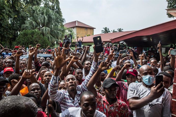 Seguidores del líder opositor de Guinea, Cellou Dalein Diallo, tras declararse vencedor de las elecciones presidenciales pese a la ausencia de resultados oficiales