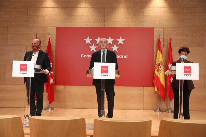 El viceconsejero de Salud Pública y Plan COVID-19, Antonio Zapatero; el consejero de Sanidad de la Comunidad, Enrique Ruiz Escudero; y la directora general de Salud Pública, Elena Andradas