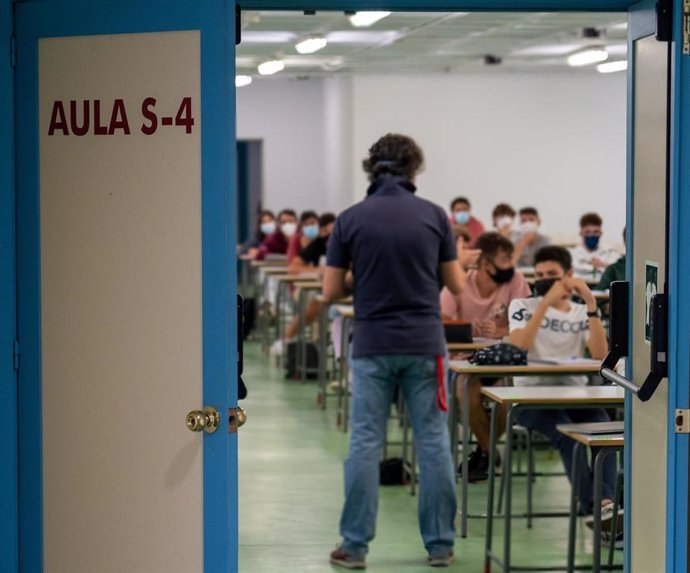 Alumnos del primer curso de la Escuela de Ingenieros de Sevilla en las aulas habilitadas donde se cumple todas las medidas por el Covid-19. Sevilla a 28  de septiembre 2020