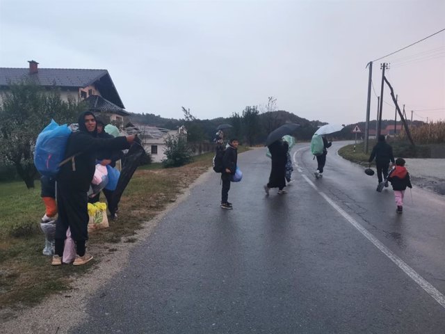 Familias de migrantes y refugiados en una carretera en Velika Kladusa, en el norte de Bosnia