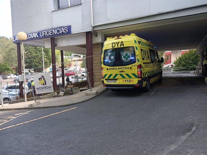 Ambulancia entrando a un hospital vasco.