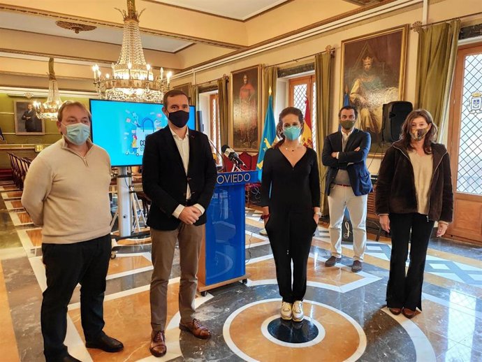 El concejal de Economía, Javier Cuesta, presenta una campaña junto a representantes de las asociaciones de comercio de Oviedo.