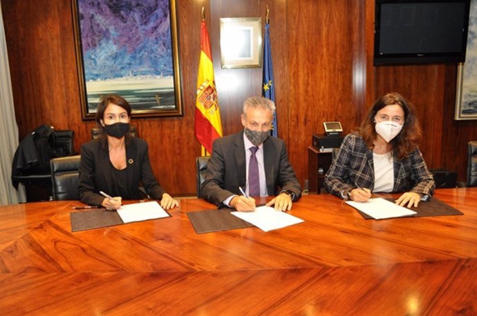 La presidenta de Adif, Isabel Pardo de Vera; el presidente de Puertos del Estado, Francisco Toledo, y la presidenta del Puerto de Barcelona, Merc Conesa.