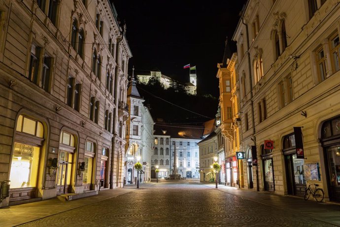 Coronavirus.- Eslovenia cierra restaurantes y tiendas no esenciales para contene