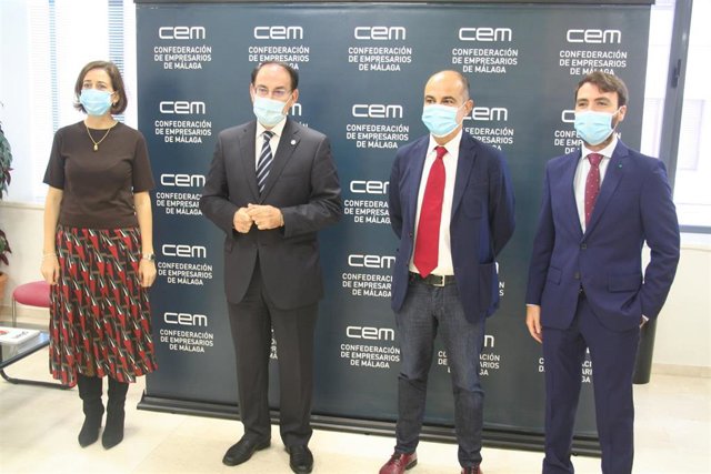 Javier González de Lara, presidente de CEM y CEA, y Daniel Pastor Vega, presidente de la Cátedra de Viabilidad Empresarial de la UMA, en la presentación del servicio de diagnóstico de viabilidad empresarial