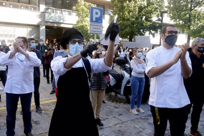 Un cuiner protestant amb una esptula i una tapa d'olla durant la concentració de l'hostaleria gironina aquest 23 d'octubre del 2020 (Horitzontal)
