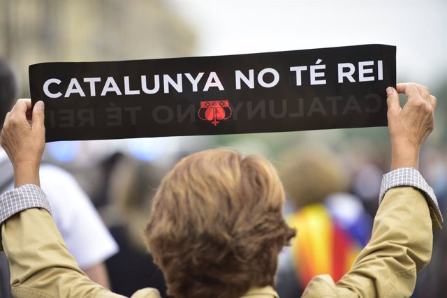 Una dona sosté una pancarta on es pot llegir "Catalunya no té rei". 9 d'octubre de 2020. 