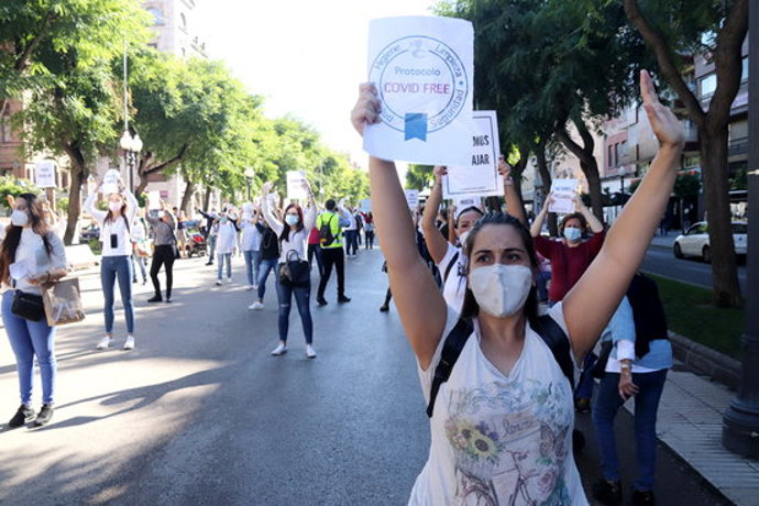 Pla mitj d'una professional de l'esttica, en la concentració que han fet els treballadors del sector a Tarragona. Foto del 23 d'octubre del 2020 (horitzontal).