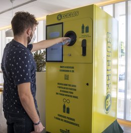 Máquina del programa RECICLOS de Ecoembes, un Sistema de Devolución y Recompensa que proporciona incentivos colectivos e individuales por depositar latas y botellas de plástico. Ecoembes instala 100 máquinas en estaciones y centros comerciales.