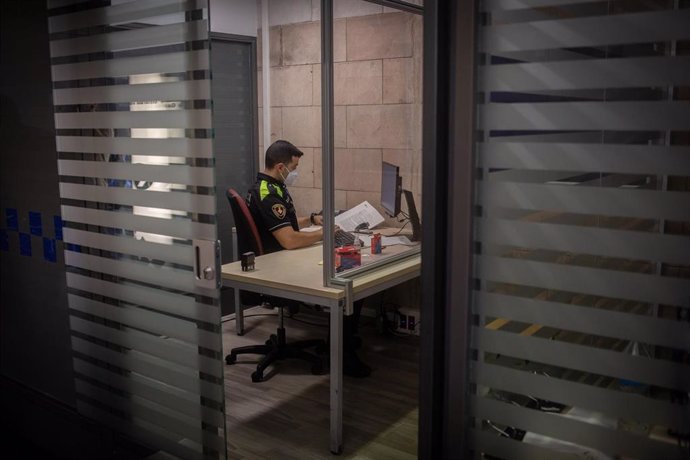Un agente de la Guardia Urbana de Barcelona en las instalaciones ampliadas de la oficina de recepción de denúncias de la comisaría del distrito de Ciutat Vella. En Barcelona, el 27 de julio de 2020.