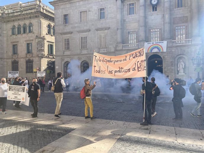 El sector de la restauració protesta a la plaa de Sant Jaume de Barcelona contra el tancament de bars i restaurants. 23 d'octubre del 2020.