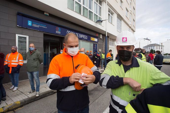 Dos trabajadores de Alcoa durante la concentración junto a la oficina del INEM de Burela para visibilizar lo que serían más de 1000 solicitantes de empleo en la comarca de A Mariña, en Burela, Lugo, Galicia (España) a 22 de octubre de 2020. 