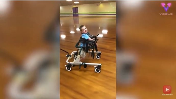 Dos hermanos demuestran el vínculo inquebrantable con su hermano trillizo discapacitado