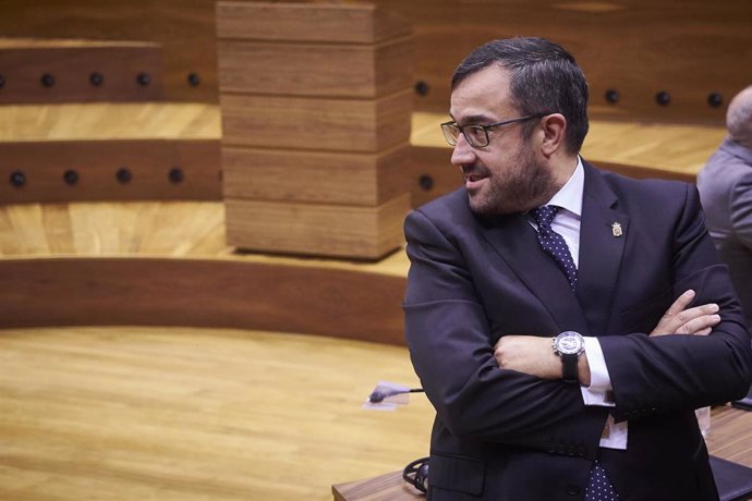 El Vicepresidente primero del Gobierno de Navarra, Javier Remírez, momentos antes del inicio de una sesión plenaria en el Parlamento de Navarra, en Pamplona, Navarra (España) a 4 de junio de 2020.