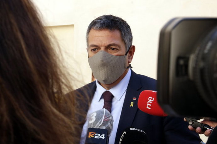 Pla mitj del conseller d'Interior, Miquel Smper, atenent els mitjans el 23 d'octubre del 2020 (horitzontal)
